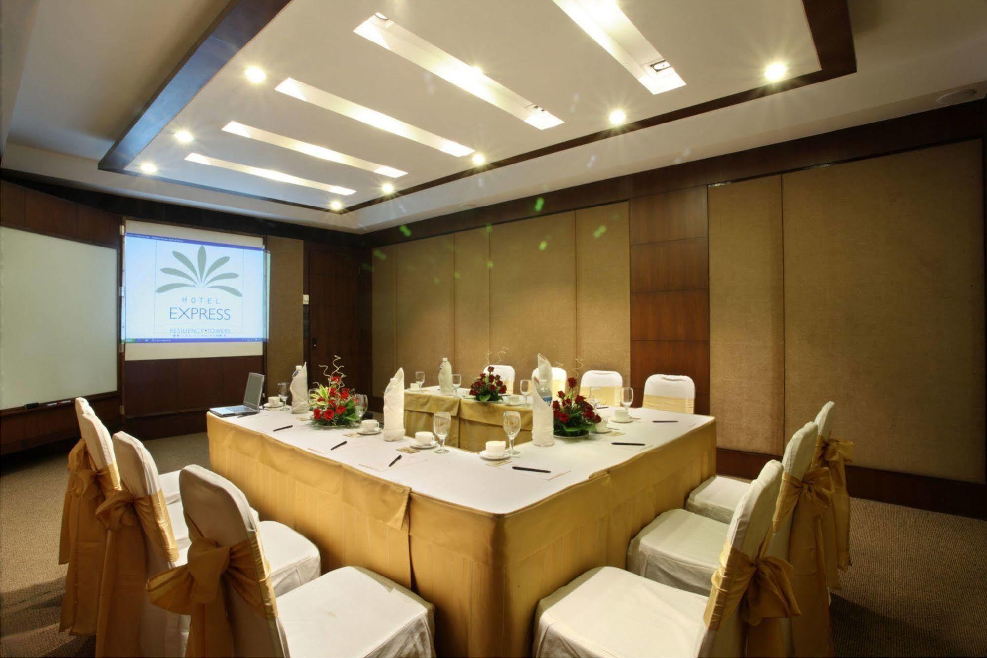 Hotel Express Towers Vadodara Ngoại thất bức ảnh