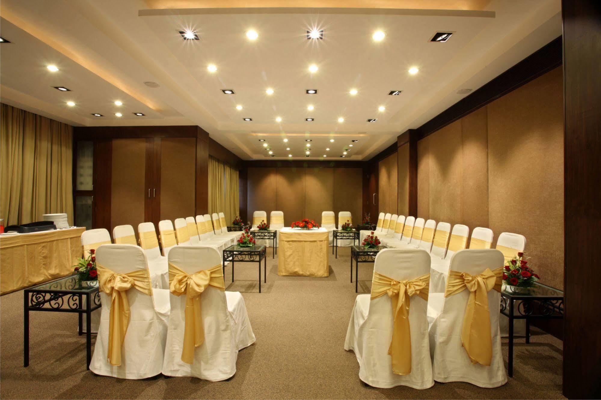 Hotel Express Towers Vadodara Ngoại thất bức ảnh